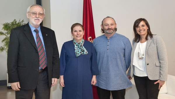 Barkos posa con los representantes de la Fundación Vicente Ferrer Barkos posa con los representantes de la Fundación Vicente Ferrer