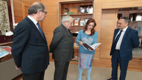 Clemente recibe la memoria del Consejo de Cuentas. Clemente recibe la memoria del Consejo de Cuentas.