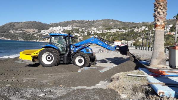 Trabajos para el acondicionamiento de las playas tras los temporales de poniente Trabajos para el acondicionamiento de las playas tras los temporales de poniente