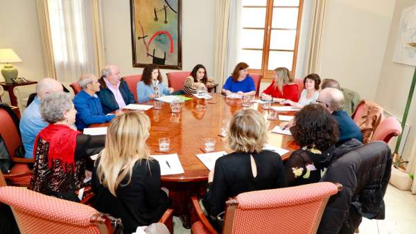 Armengol recibe en audiencia a los organizadores de 'Pacient Actiu' Armengol recibe en audiencia a los organizadores de 'Pacient Actiu'