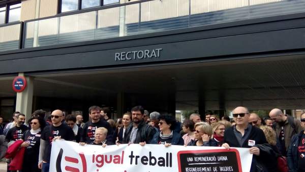 Concentración de los asociados de la UPV en su primer día de huelga indefinida Concentración de los asociados de la UPV en su primer día de huelga indefinida