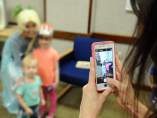 Lo que deberías evitar siempre si vas a publicar fotos de tus hijos en las redes