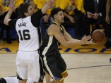 Pau Gasol choca con Durant y Thompson, que ponen el 2-0 para los Warriors
