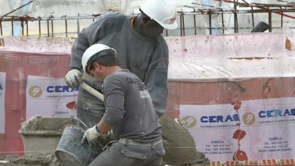 Imagen de unos trabajadores extranjeros en una obra Imagen de unos trabajadores extranjeros en una obra