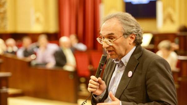 El conseller de Educación y Universidad, Martí March, en el pleno del Parlament El conseller de Educación y Universidad, Martí March, en el pleno del Parlament