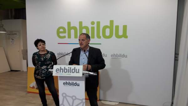 Adolfo Araiz y Asun Fernández de Garaialde, parlamentarios de EH Bildu. Adolfo Araiz y Asun Fernández de Garaialde, parlamentarios de EH Bildu.