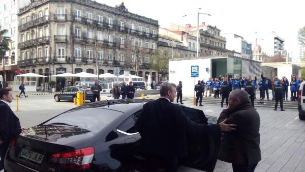 Alfonso Rueda increpado por trabajadores de la justicia este martes en Vigo Alfonso Rueda increpado por trabajadores de la justicia este martes en Vigo