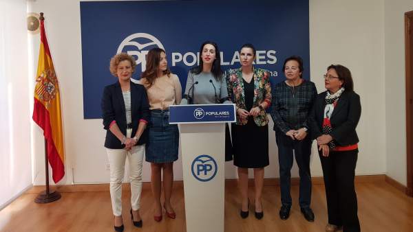 Nuria Fuentes en el centro de la imagen Nuria Fuentes en el centro de la imagen