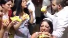 Ofrecen hamburguesas con queso en su boda