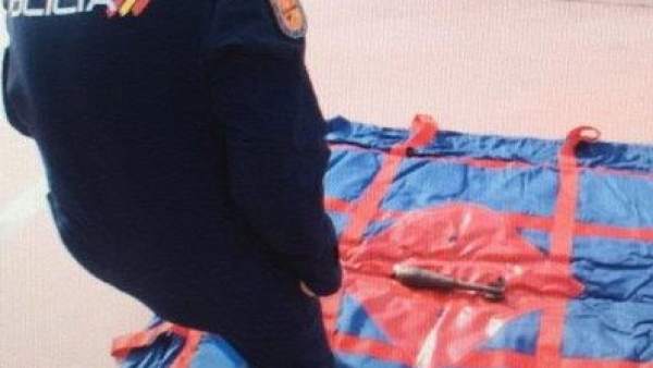 Un agente ante el mortero Un agente ante el mortero