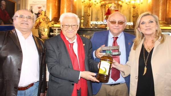 Entrega de aceite al Padre Ángel Entrega de aceite al Padre Ángel
