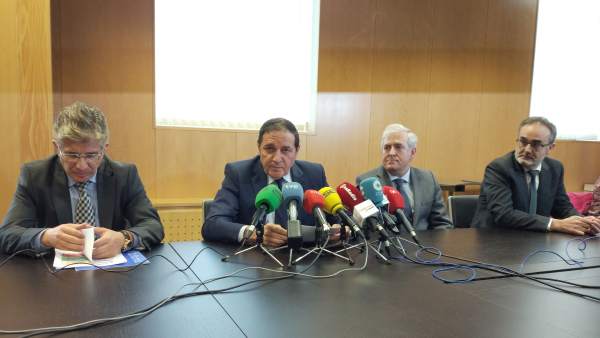 Sáez Aguado junto a su equipo presenta los datos de listas de espera 17-04-2018 Sáez Aguado junto a su equipo presenta los datos de listas de espera 17-04-2018