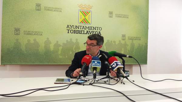 El edil de Economía y Hacienda, Pedro Pérez, en rueda de prensa El edil de Economía y Hacienda, Pedro Pérez, en rueda de prensa