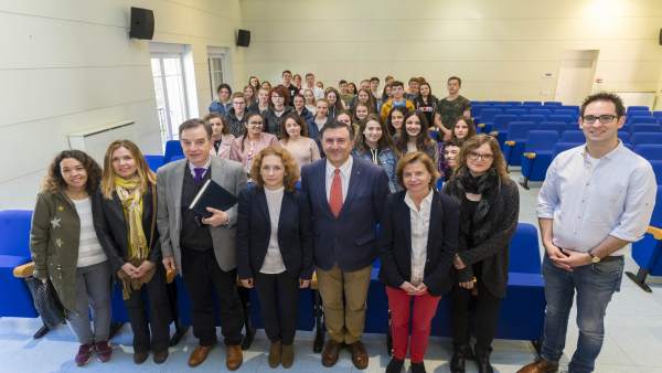 Francisco Fernández Mañanes con un grupo de estudiantes alemanes Francisco Fernández Mañanes con un grupo de estudiantes alemanes