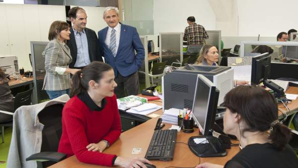 Aranburu y Esáin en la visita a la oficina de Hacienda Aranburu y Esáin en la visita a la oficina de Hacienda