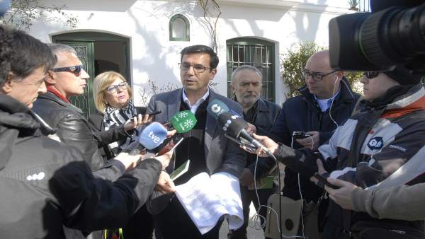 El alcalde de Granada, Francisco Cuenca, atiende a los medios en Parque Lorca El alcalde de Granada, Francisco Cuenca, atiende a los medios en Parque Lorca