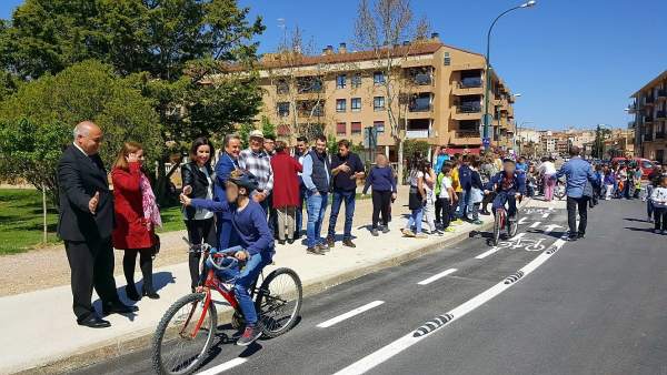 Los niños han estrenado el nuevo carril bici de acceso a La Llana, en Ejea Los niños han estrenado el nuevo carril bici de acceso a La Llana, en Ejea