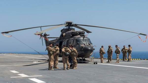 Un helicóptero Cougar de la Armada en un portaaeronaves Un helicóptero Cougar de la Armada en un portaaeronaves