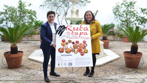 Carrillo (dcha.) y Muñoz presenta el cartel de la ruta de la tapa Carrillo (dcha.) y Muñoz presenta el cartel de la ruta de la tapa