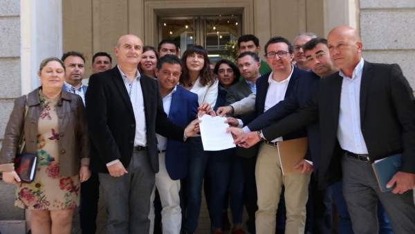 Alcaldes del PP e independientes registran una carta en la Diputación. Alcaldes del PP e independientes registran una carta en la Diputación.