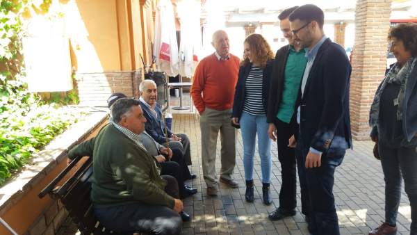 José Carlos Durán PSOE-a con pensionistas en coín José Carlos Durán PSOE-a con pensionistas en coín