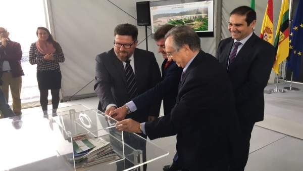 Colocan la primera piedra de la nueva planta de ElPozo en Jabugo. Colocan la primera piedra de la nueva planta de ElPozo en Jabugo.