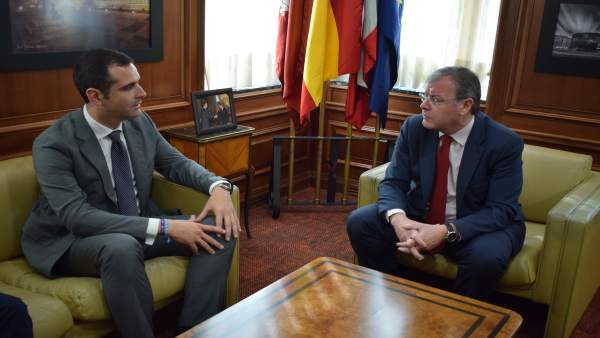 Silván Se Reúne Con El Alcalde De Almería Para Trasmitirle Sugerencias De Cara A Silván Se Reúne Con El Alcalde De Almería Para Trasmitirle Sugerencias De Cara A