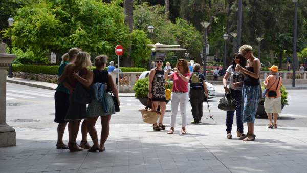 Turistas tomándose una foto en el Paseo del Borne. Turistas tomándose una foto en el Paseo del Borne.