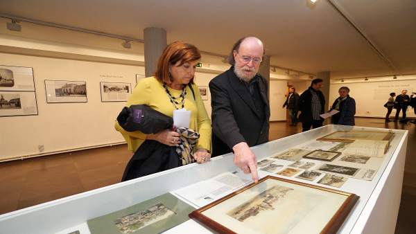 La concejal Victoria Soto observa la exposición junto a Joaquín Díaz. 17-4-2018 La concejal Victoria Soto observa la exposición junto a Joaquín Díaz. 17-4-2018