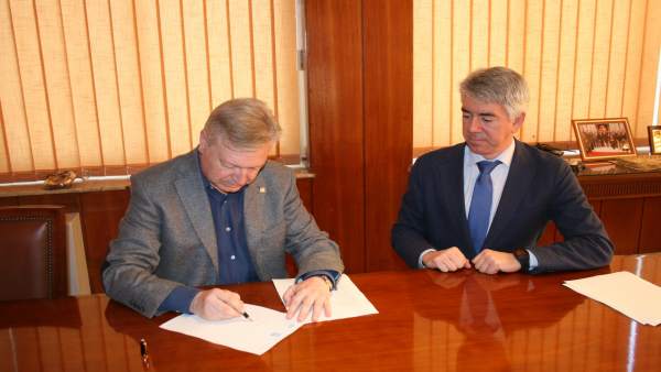 Primo Jurado (izda.) durante la firma de escrituras Primo Jurado (izda.) durante la firma de escrituras