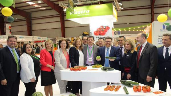 Sánchez Haro en uno de los expositores de la feria Expolevante de Níjar Sánchez Haro en uno de los expositores de la feria Expolevante de Níjar