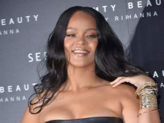 Rihanna con su marca de cosmética