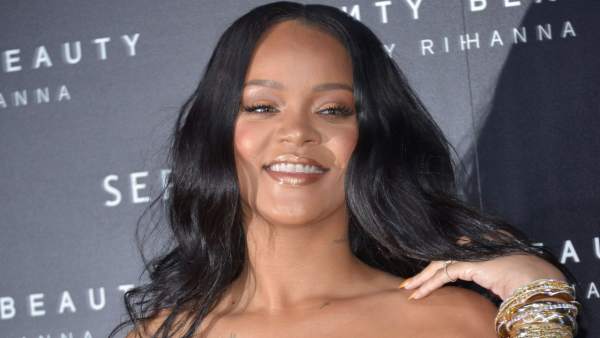 Rihanna con su marca de cosmética Rihanna con su marca de cosmética