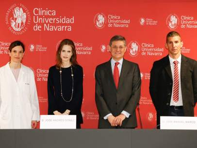 De izquierda a derecha: Sonia Tejada, investigadora principal del ensayo, Inma Shara, directora de orquesta, José Andrés Gómez Cantero, director general de la Clínica y José Manuel Marco, presidente de la asociación Unidos contra el DIPG.