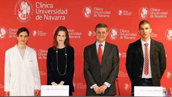 De izquierda a derecha: Sonia Tejada, investigadora principal del ensayo, Inma Shara, directora de orquesta, José Andrés Gómez Cantero, director general de la Clínica y José Manuel Marco, presidente de la asociación Unidos contra el DIPG. De izquierda a derecha: Sonia Tejada, investigadora principal del ensayo, Inma Shara, directora de orquesta, José Andrés Gómez Cantero, director general de la Clínica y José Manuel Marco, presidente de la asociación Unidos contra el DIPG.