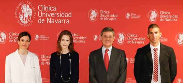 De izquierda a derecha: Sonia Tejada, investigadora principal del ensayo, Inma Shara, directora de orquesta, José Andrés Gómez Cantero, director general de la Clínica y José Manuel Marco, presidente de la asociación Unidos contra el DIPG.
