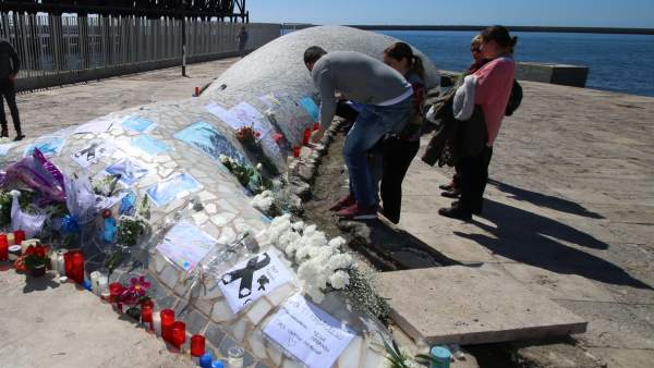 La Ballena de Almería con ofrendas en recuerdo de Gabriel La Ballena de Almería con ofrendas en recuerdo de Gabriel