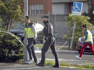 Los policías investigan en la zona de los disparos