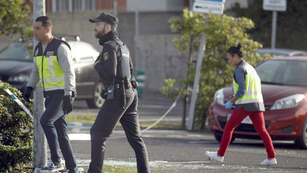 Los policías investigan en la zona de los disparos Los policías investigan en la zona de los disparos