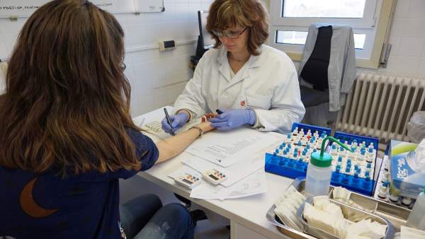 Paciente sometido a distintas pruebas, en consulta de alergología. Paciente sometido a distintas pruebas, en consulta de alergología.