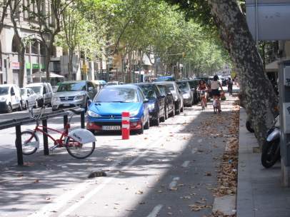 Carril bici de la Ronda Sant Pau ante una parada del Bicing de Barcelona.