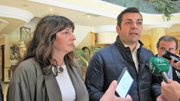 Juan Diego Requena atiende a los periodistas, junto a Loles López. Juan Diego Requena atiende a los periodistas, junto a Loles López.