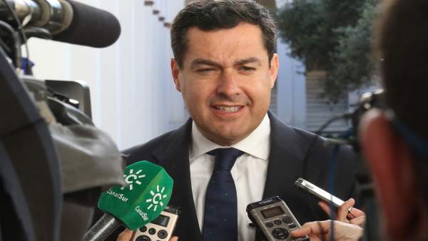 El presidente del PP-A, Juanma Moreno, atiende a los medios El presidente del PP-A, Juanma Moreno, atiende a los medios