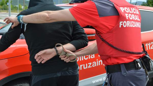 Un agente de Policía Foral realizando una detención Un agente de Policía Foral realizando una detención