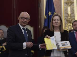 Cristóbal Montoro entrega los Presupuestos de 2018 a Ana Pastor