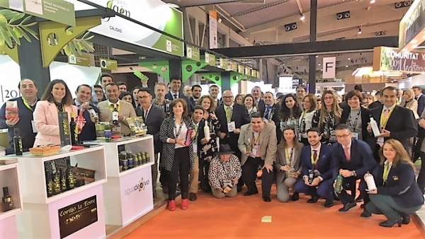 Fernández (c) con responsables de firmas de Jaén presentes en Alimentaria 2018. Fernández (c) con responsables de firmas de Jaén presentes en Alimentaria 2018.