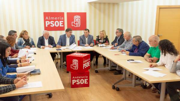 El PSOE se reúne con la Mesa en Defensa del Ferrocarril El PSOE se reúne con la Mesa en Defensa del Ferrocarril