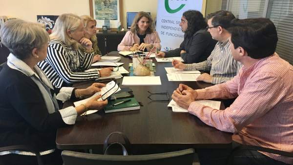 La parlamentaria del PP Ana Mestre reunida con representantes del CSIF La parlamentaria del PP Ana Mestre reunida con representantes del CSIF