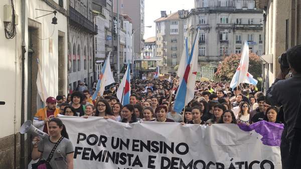 Estudiantes se manifiesta en santiago durante la huelga del 19 de abril Estudiantes se manifiesta en santiago durante la huelga del 19 de abril