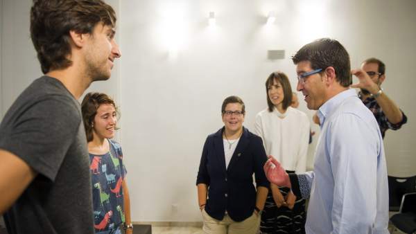 Jorge Rodríguez e Isabel García junto a ganadores de anteriores ediciones Jorge Rodríguez e Isabel García junto a ganadores de anteriores ediciones